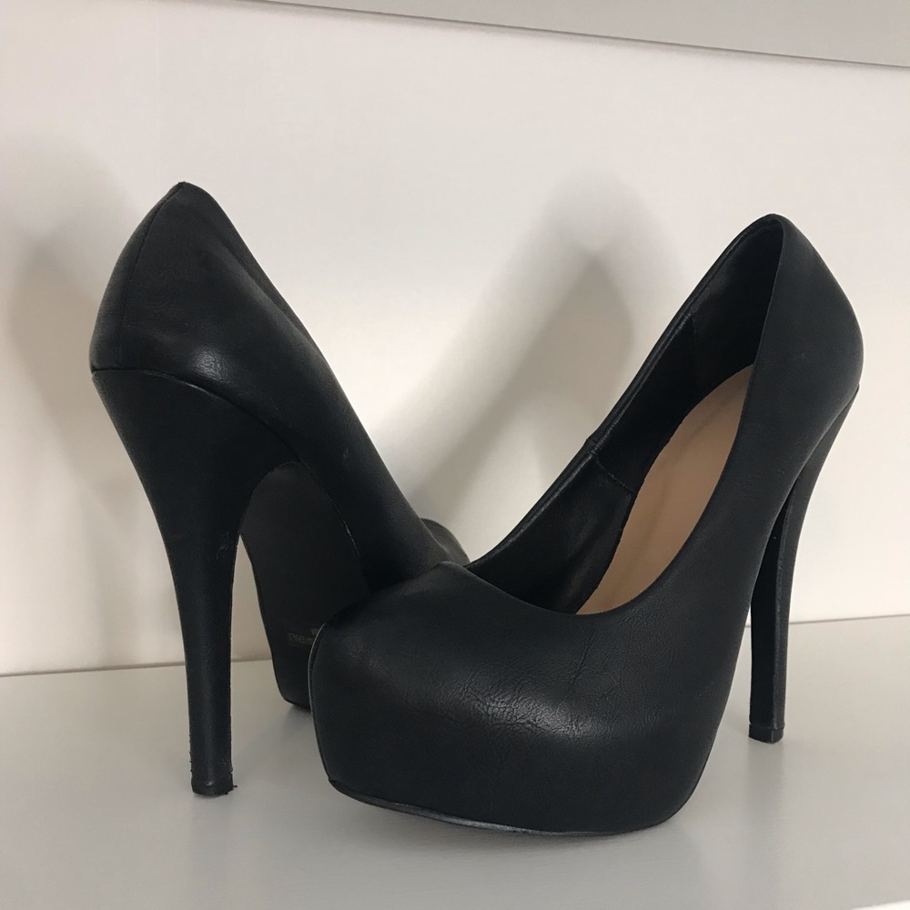 SIZE 8 BLACK PUMPS
